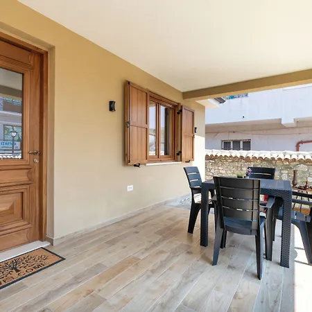 Villa Zoi A Stay To Remember I Guesthouse Located On The Historic Roman Road Via Egnatia Inside Elbasan Castle I Homemade Breakfast ホテル