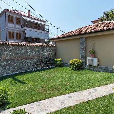 ホテル Villa Zoi A Stay To Remember I Guesthouse Located On The Historic Roman Road Via Egnatia Inside Elbasan Castle I Homemade Breakfast *