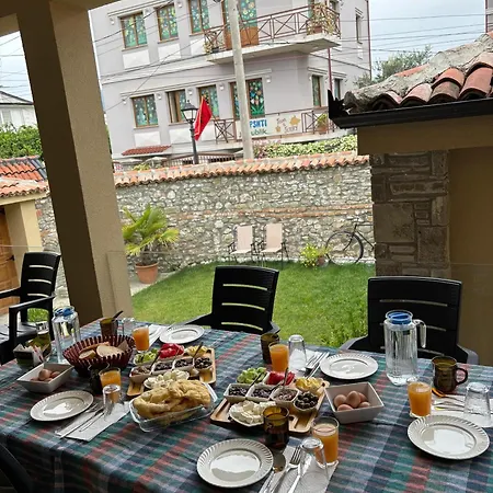 ホテル Villa Zoi A Stay To Remember I Guesthouse Located On The Historic Roman Road Via Egnatia Inside Elbasan Castle I Homemade Breakfast