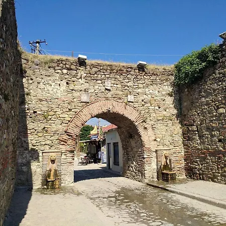 Zoi Boutique I Sleep On The Historic Road Via Egnatia Inside The Ancient Walls Of Castle And Wake Up To A Homemade Albanian Breakfast Prepared By A Local Family Ξενοδοχείο *